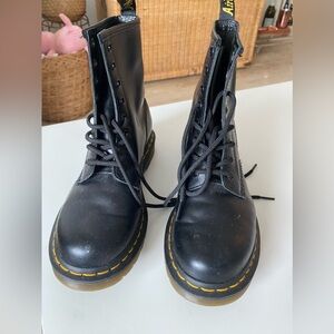 Dr. Marten 1460 WOMEN'S SMOOTH LEATHER LACE UP BOOTS